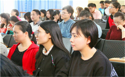 高校时事政治课程的多重价值